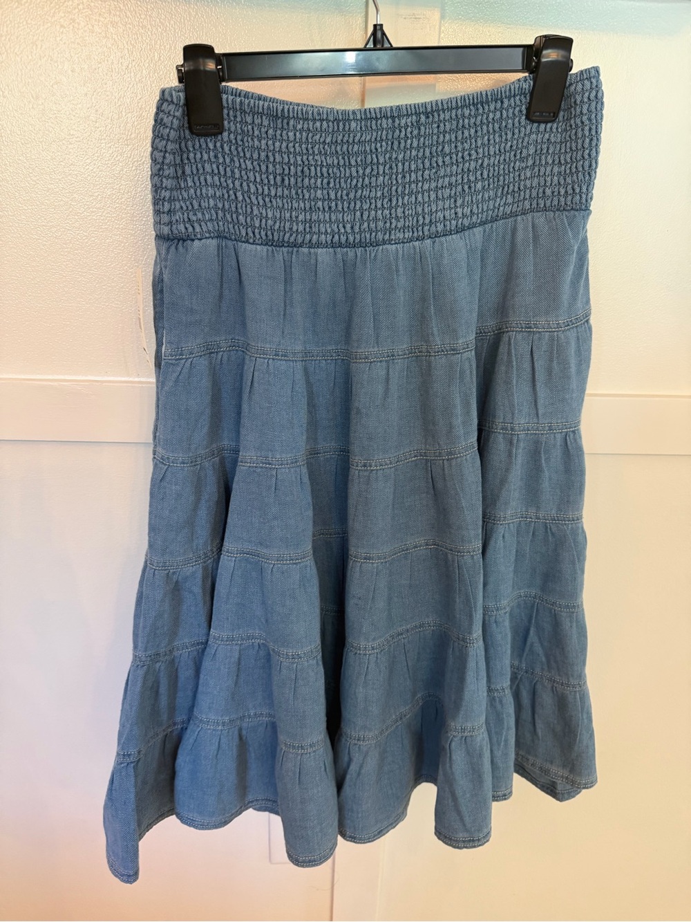 NWT PILCRO REESE 100%
COTTON SMOCKED MIDI
SKIRT - small (fits up) - Picture 5 of 6